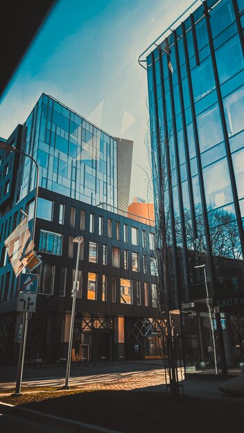 Foto vista de ángulo bajo de un edificio moderno contra el cielo en el casco antiguo de tallin