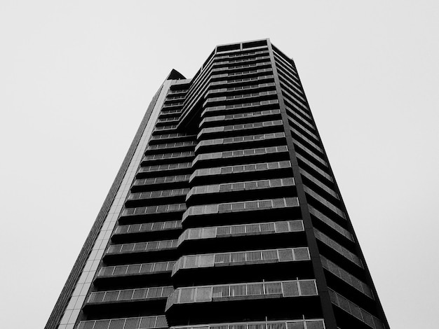 Vista de ángulo bajo de un edificio moderno contra el cielo en la ciudad