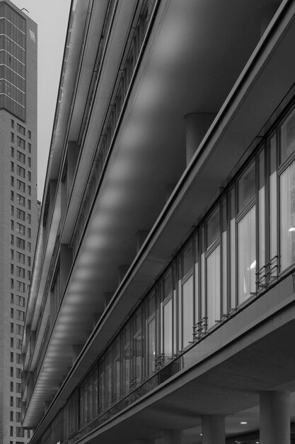 Vista de ángulo bajo de un edificio moderno contra el cielo en la ciudad