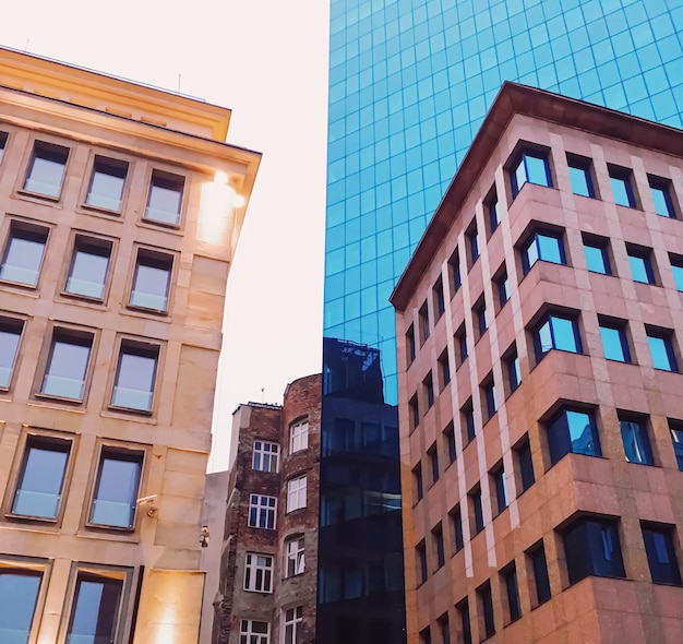 Vista de ángulo bajo de un edificio moderno contra un cielo despejado