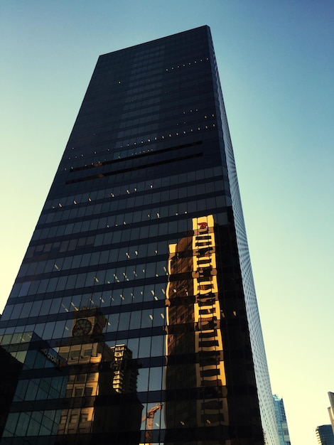 Vista de ángulo bajo de un edificio moderno contra un cielo despejado