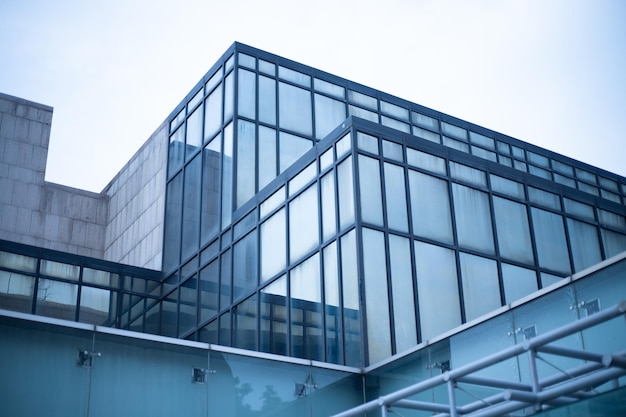 Vista de ángulo bajo de un edificio moderno contra un cielo despejado