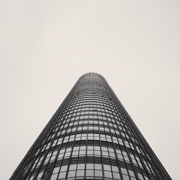 Vista de ángulo bajo de un edificio moderno contra un cielo despejado