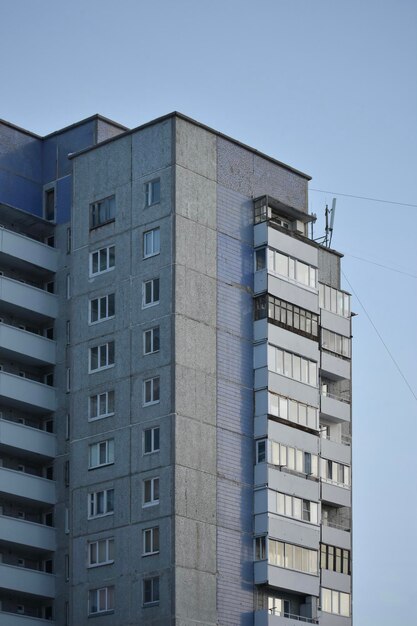 Vista de ángulo bajo de un edificio moderno contra un cielo despejado