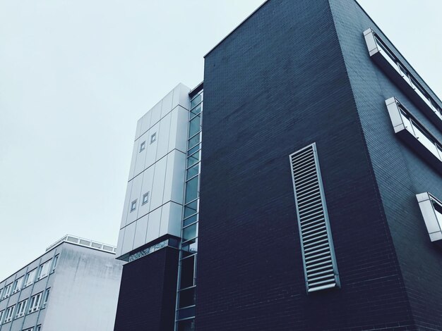 Vista de ángulo bajo de un edificio moderno contra un cielo despejado