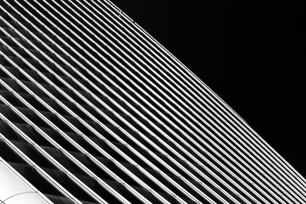 Vista de ángulo bajo de un edificio moderno contra el cielo por la noche