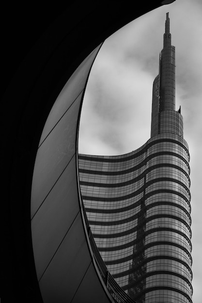 Foto vista de ángulo bajo de un edificio moderno contra un cielo nublado