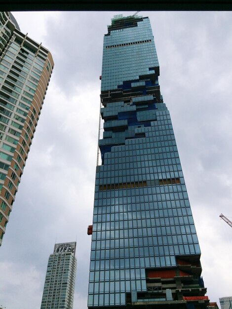 Foto vista de ángulo bajo de un edificio moderno contra un cielo nublado