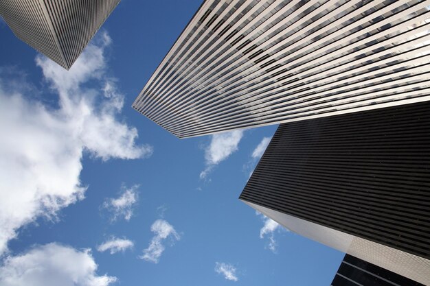 Foto vista de ángulo bajo de un edificio moderno contra un cielo nublado