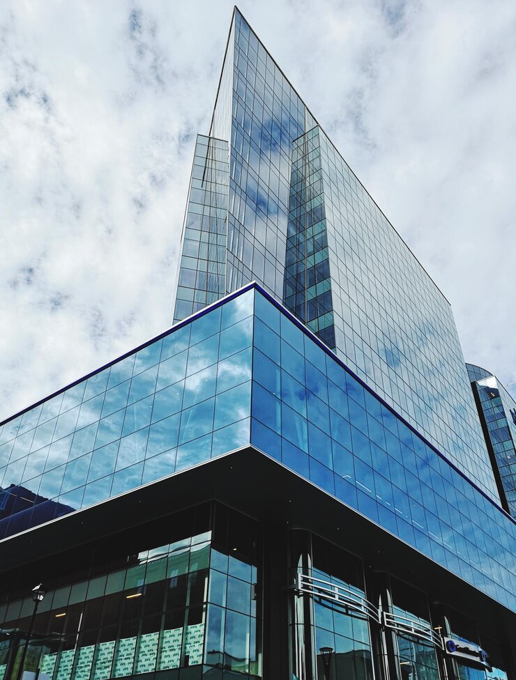 Foto vista de ángulo bajo de un edificio moderno contra un cielo nublado
