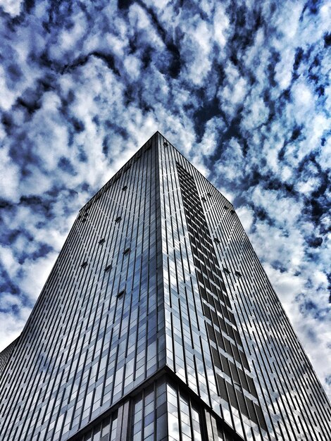 Foto vista de ángulo bajo de un edificio moderno contra un cielo nublado