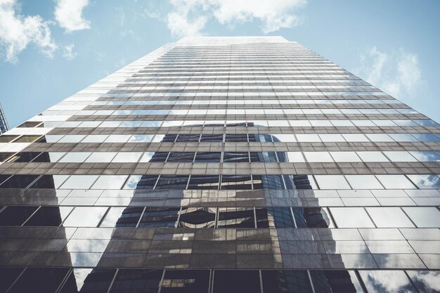 Vista de ángulo bajo de un edificio moderno contra un cielo nublado