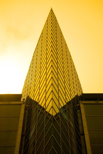 Vista de ángulo bajo de un edificio moderno contra el cielo durante la puesta de sol