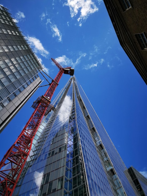 Foto vista de ángulo bajo de un edificio moderno contra el cielo