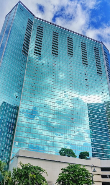 Vista de bajo ángulo de un edificio moderno contra el cielo