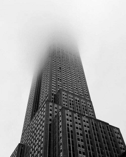Foto vista de ángulo bajo de un edificio moderno contra el cielo
