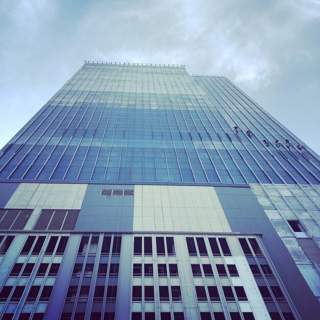 Vista de ángulo bajo de un edificio moderno contra el cielo