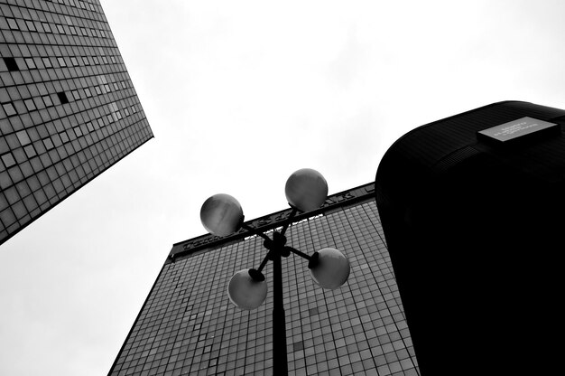 Foto vista de ángulo bajo de un edificio moderno contra el cielo