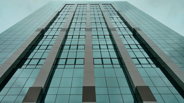 Foto vista de ángulo bajo de un edificio moderno contra el cielo