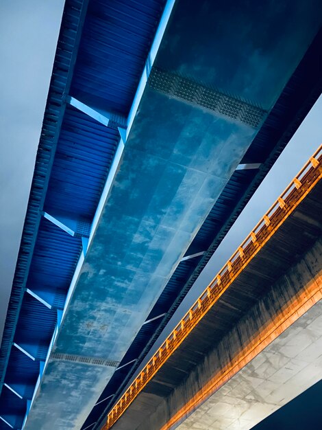 Foto vista de bajo ángulo de un edificio moderno contra el cielo