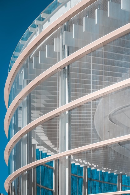 Vista de ángulo bajo de un edificio moderno contra el cielo