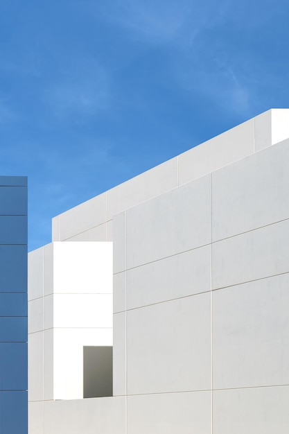 Vista de ángulo bajo de un edificio moderno contra el cielo