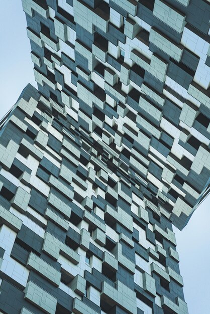 Foto vista de ángulo bajo de un edificio moderno contra el cielo