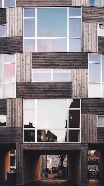 Vista de ángulo bajo de un edificio moderno contra el cielo