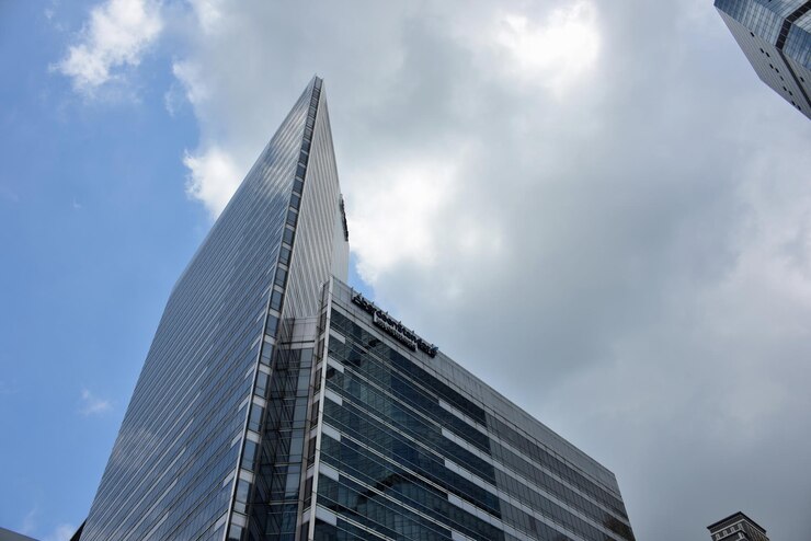 Foto vista de ángulo bajo de un edificio moderno contra el cielo