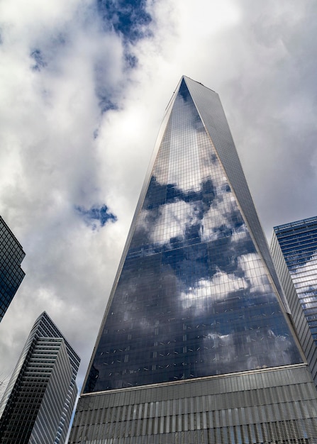 Foto vista de ángulo bajo de un edificio moderno contra el cielo