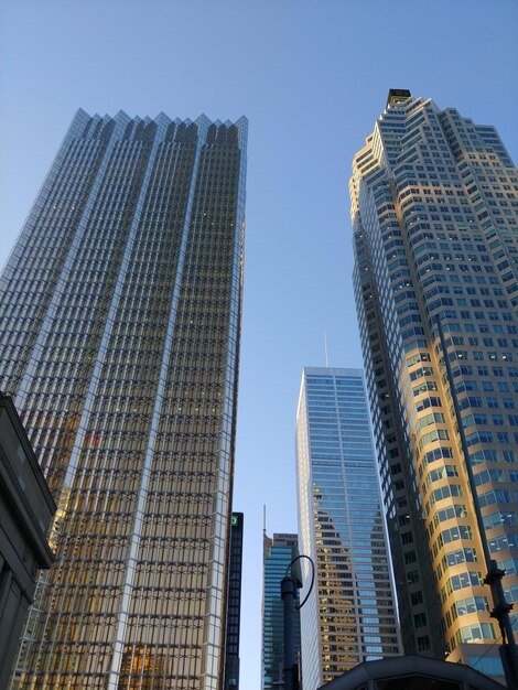 Foto vista de ángulo bajo de un edificio moderno contra el cielo