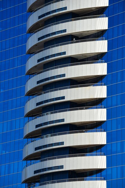 Foto vista de ángulo bajo de un edificio moderno contra el cielo