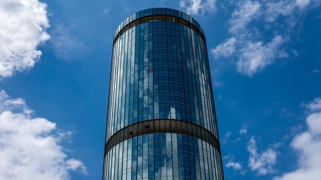 Foto vista de bajo ángulo de un edificio moderno contra el cielo