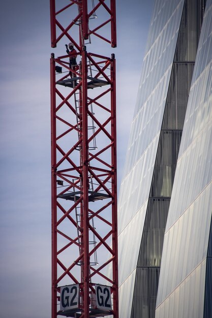 Foto vista de bajo ángulo de un edificio moderno contra el cielo