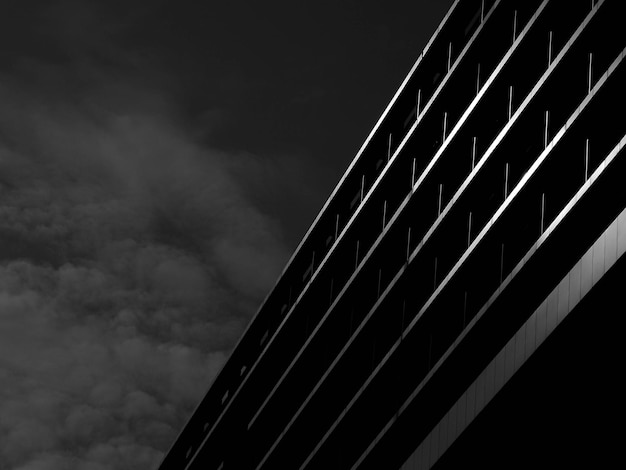 Foto vista de bajo ángulo de un edificio moderno contra el cielo