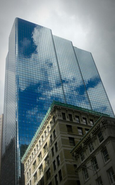 Vista de ángulo bajo de un edificio moderno contra el cielo