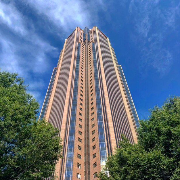 Vista de ángulo bajo de un edificio moderno contra el cielo