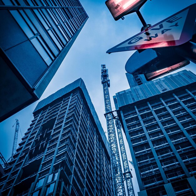 Foto vista de ángulo bajo de un edificio moderno contra el cielo