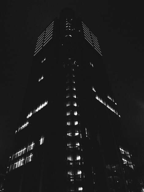 Foto vista de ángulo bajo de un edificio moderno contra el cielo