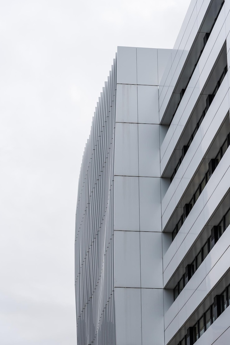 Foto vista de ángulo bajo de un edificio moderno contra el cielo