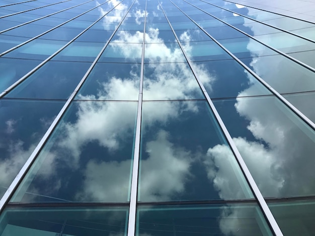 Vista de ángulo bajo de un edificio moderno con reflejo
