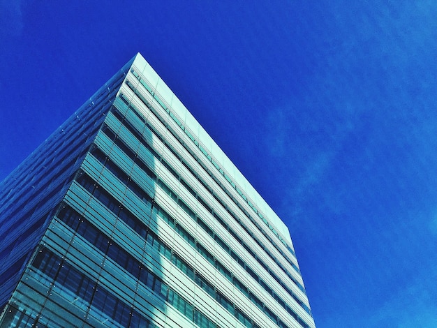 Foto vista de ángulo bajo de un edificio moderno