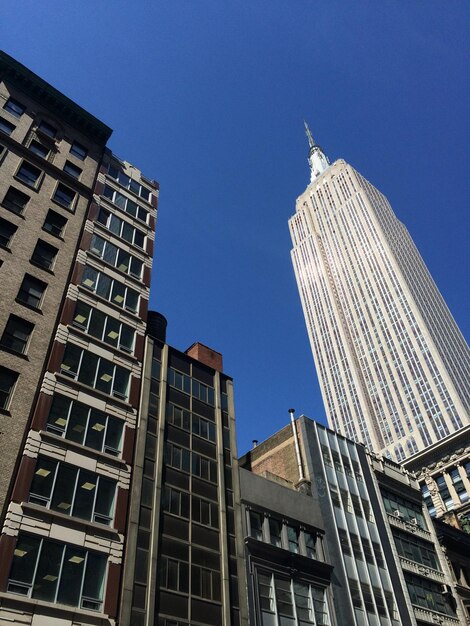 Foto vista desde un ángulo bajo de un edificio moderno