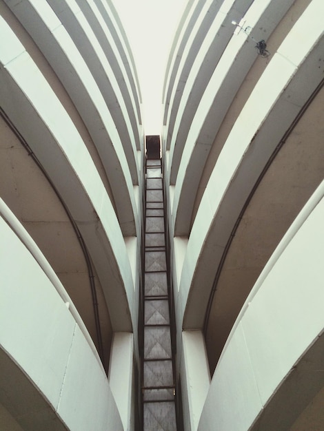 Foto vista de ángulo bajo de un edificio moderno