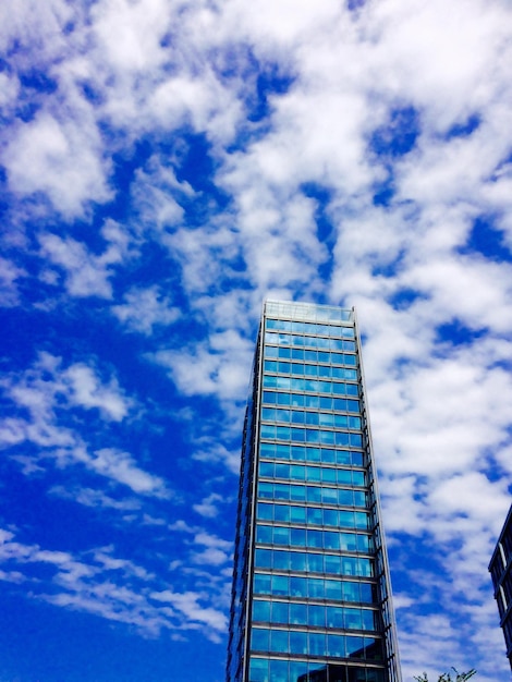 Foto vista de ángulo bajo de un edificio moderno