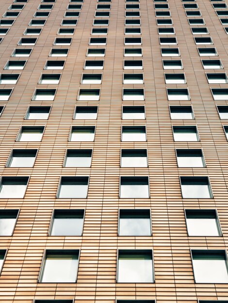 Vista de ángulo bajo de un edificio moderno