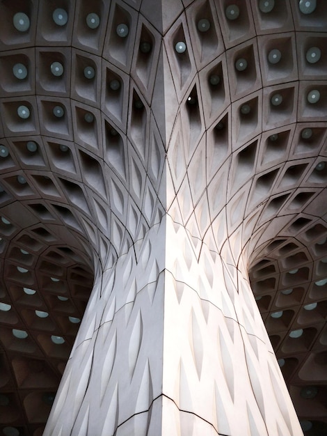Foto vista desde un ángulo bajo de un edificio moderno