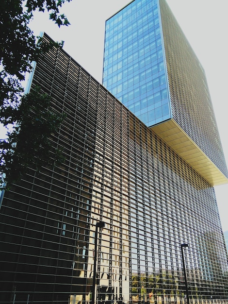 Vista desde un ángulo bajo de un edificio moderno