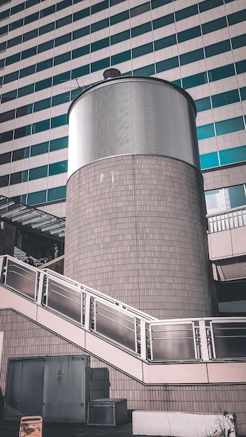 Vista de ángulo bajo de un edificio moderno