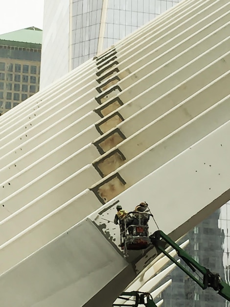 Vista desde un ángulo bajo de un edificio moderno